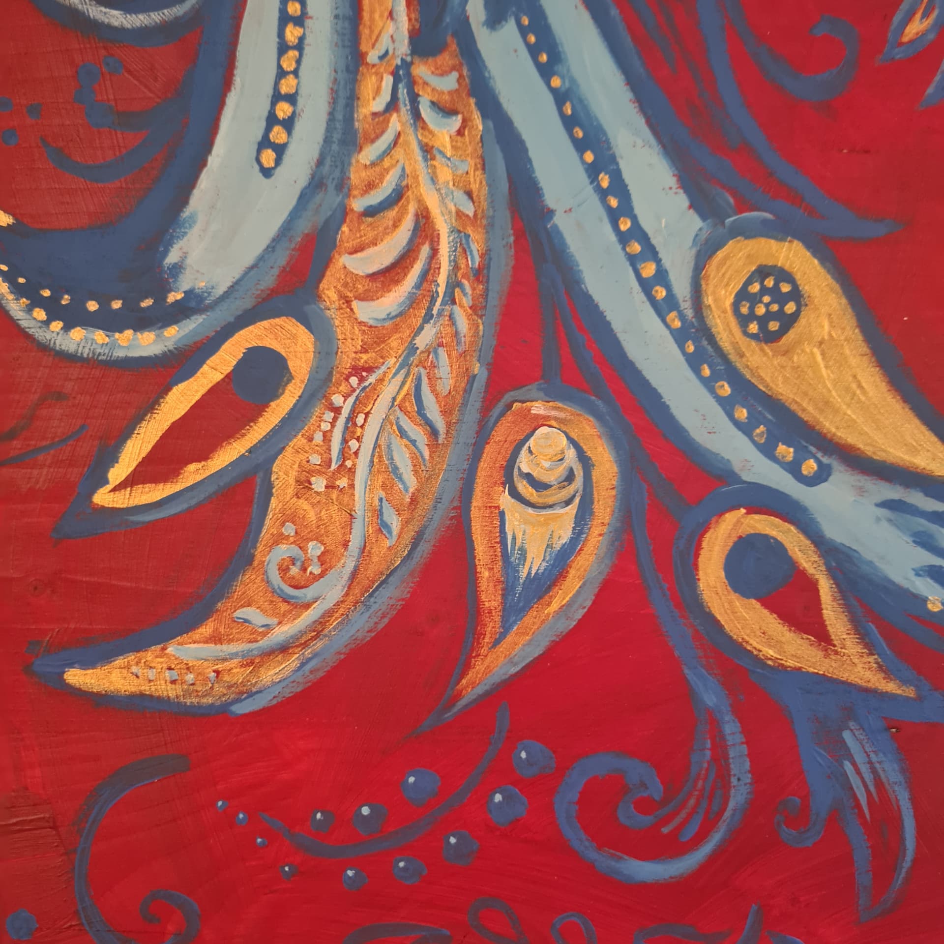 Détail — plumes d'or et de bleu
