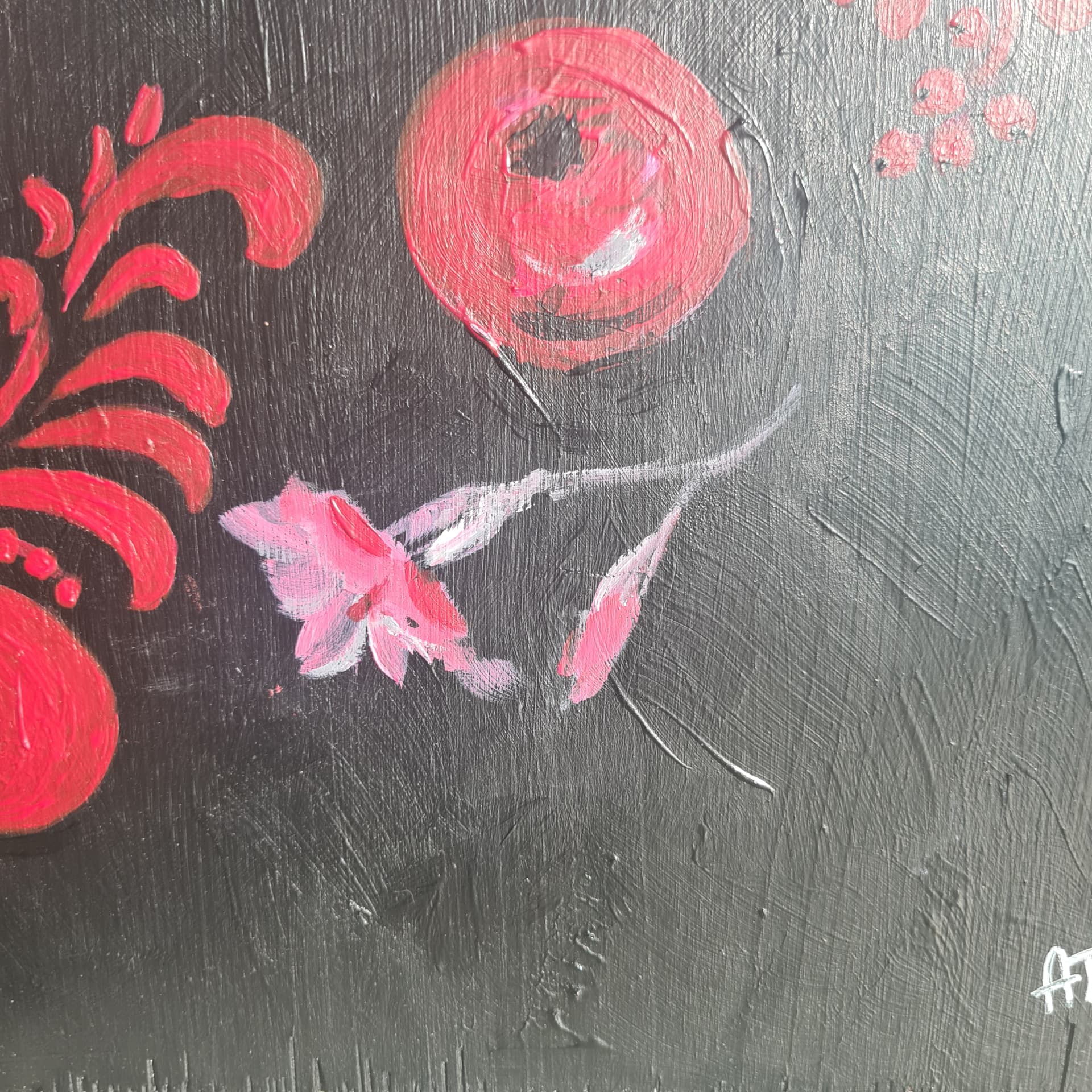 Détail — la fleur pâle et la signature