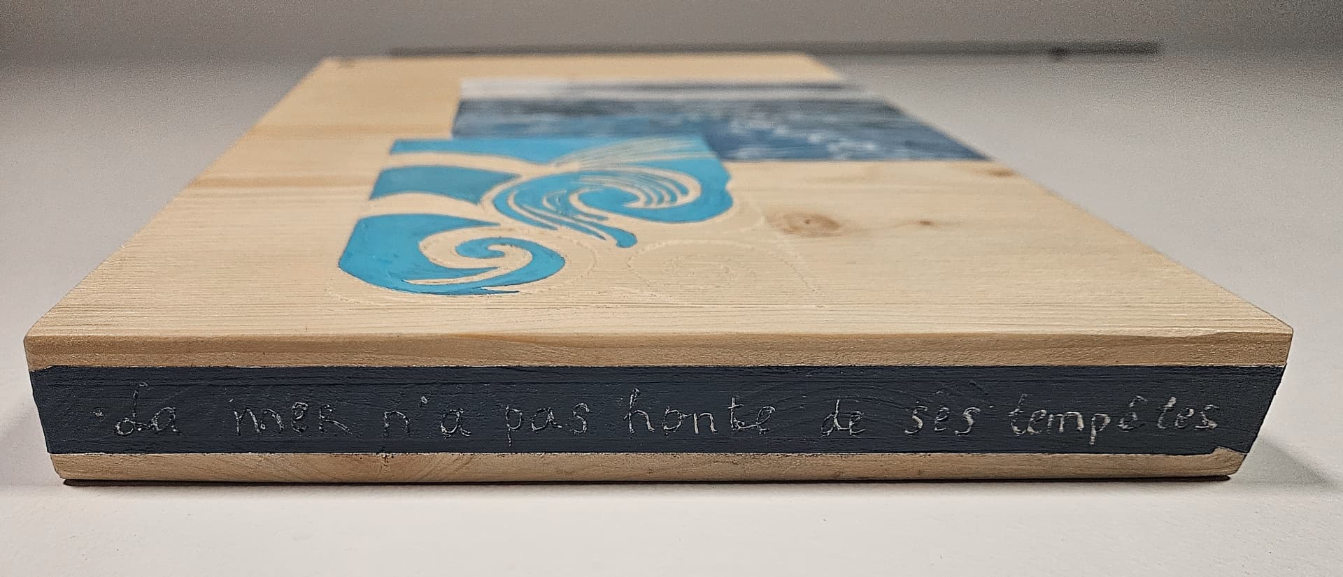 La tranche gravée : « La mer n'a pas honte de ses tempêtes »
